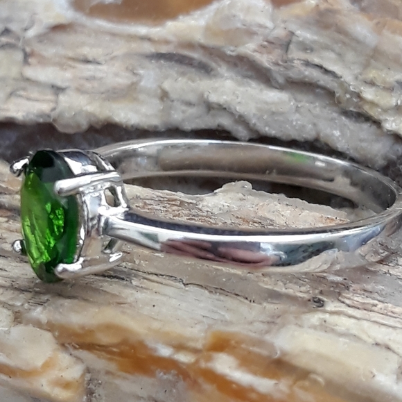 Green Chrome Diopside Ring - Picture 3 of 9